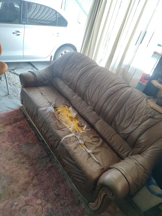 Отдам даром , кожаный диван , самовывоз