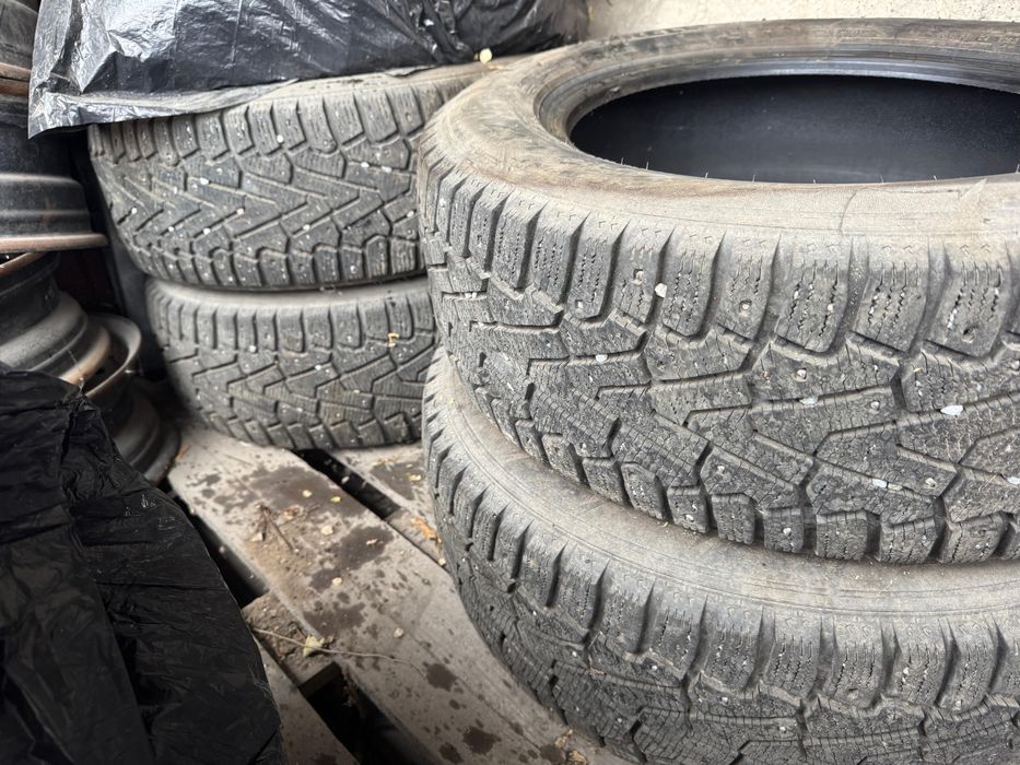 Шины  pirelli зимние с шипами , хорошее качество