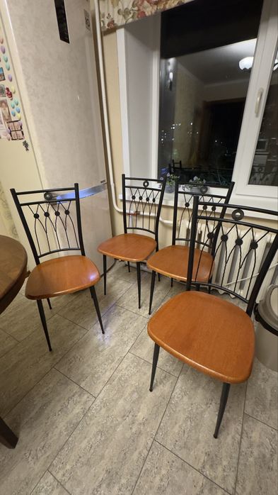 Продам стол обеденный
