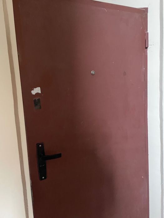 Продавам входна метална врата с рамка