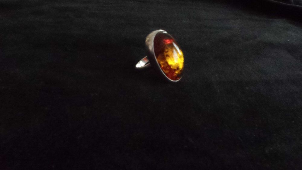 Inel din argint si chihlimbar /vintage