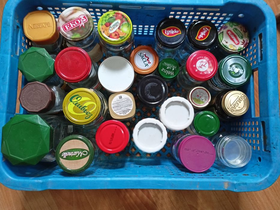 Металлическая этажерка  и банки