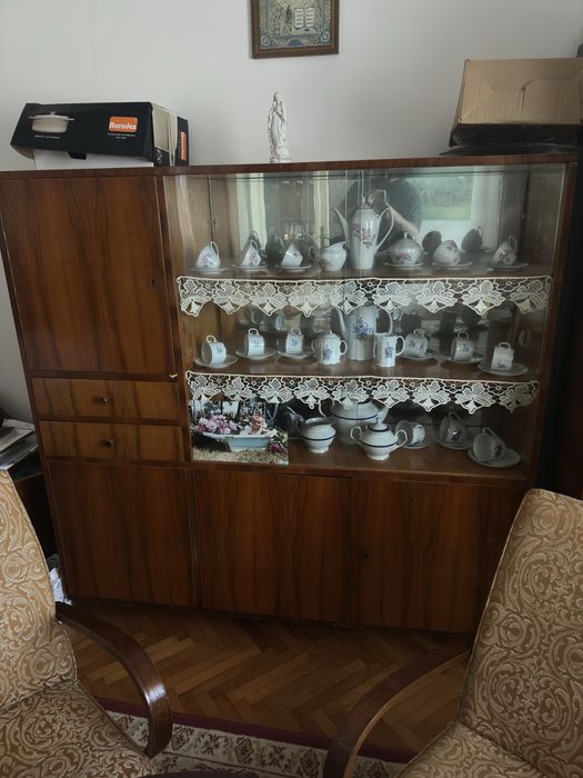 Mobila din furnir de nuc lacuita