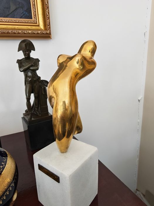Statuetă bronz,soclu marmură, semnată M.Guguianu