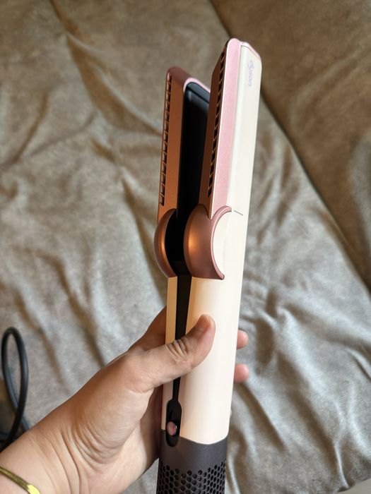 Aparat de îndreptat părul Dyson Airstrait™ (Ceramic Pink/Rose Gold)
