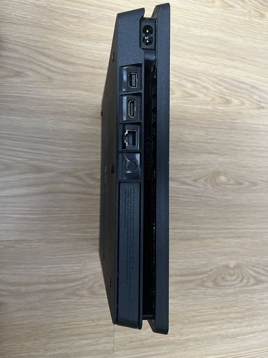 Продавам Playstation 4 Slim 500 gb с един джойстик и няколко игри