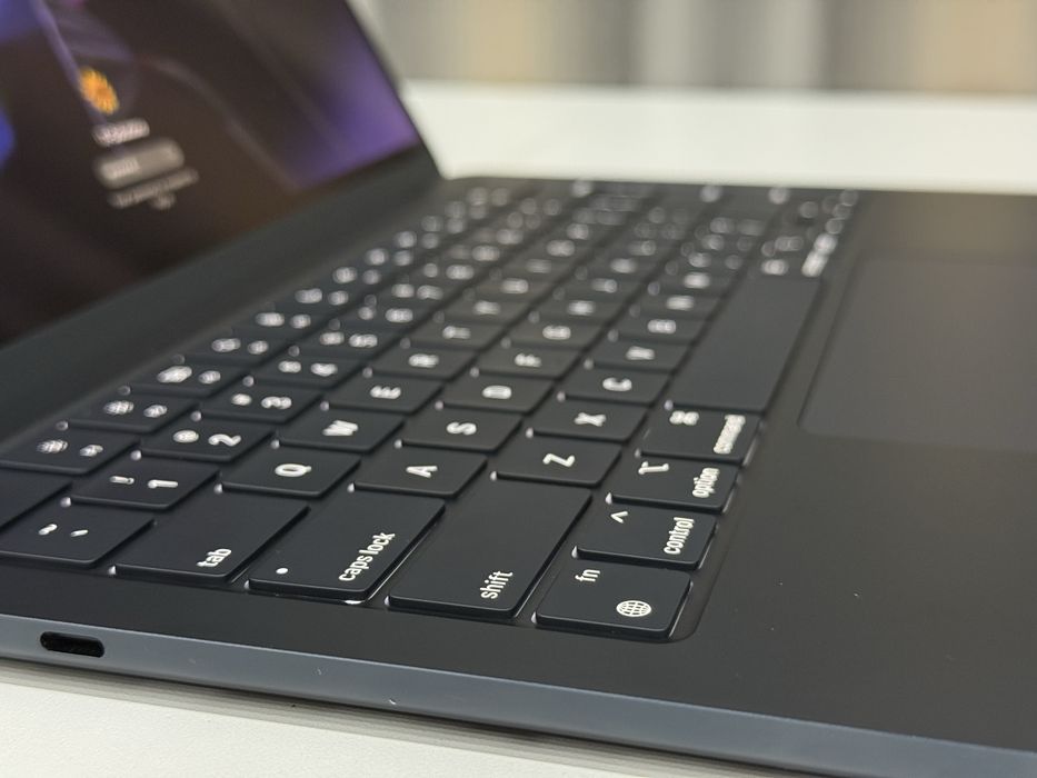 Macbook Air M3 8/256 почти новый!