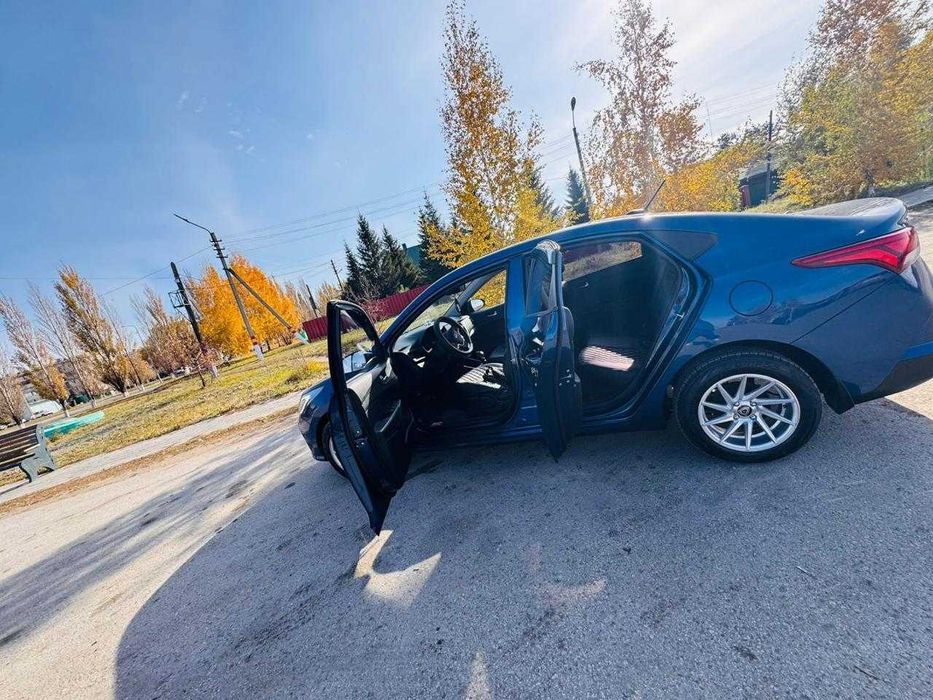 Продам машину Hyundai Solaris.