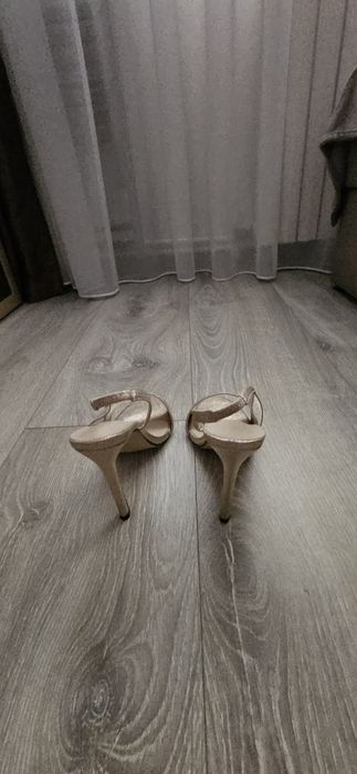 Vand sandale ocazie