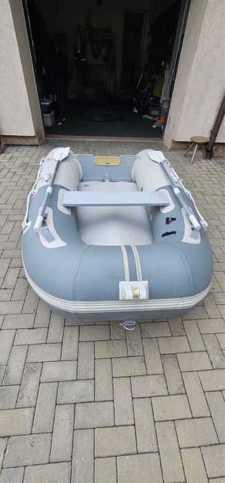 Barca gonflabila cu motor