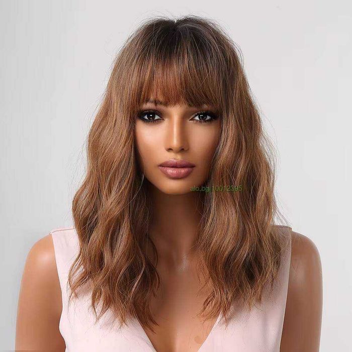 Светло кафява вълнообразна перука с бретон и тъмни корени