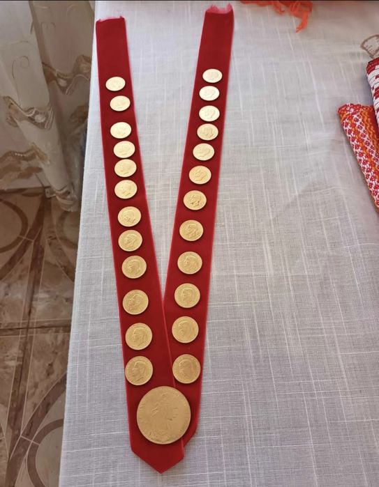 Vând monede placate cu aur de 24k frank Iosif 4 ducat 1915 1/1 cu cele originale atât la aspect cat și la gramaj. 
Trimit în toată România dar și în a