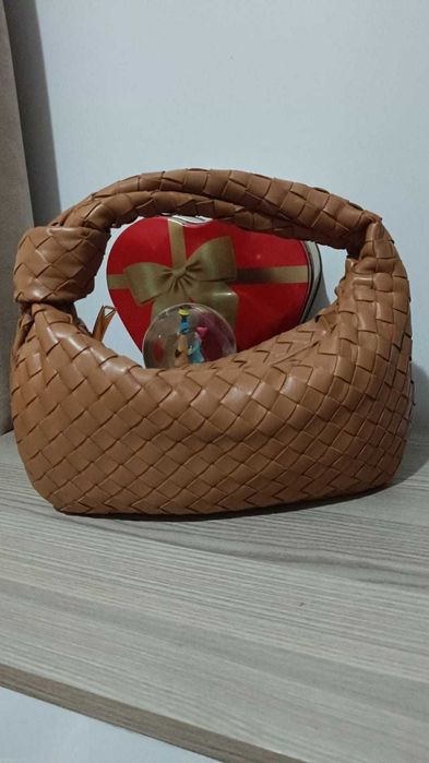 Продавам чанти на Bottega