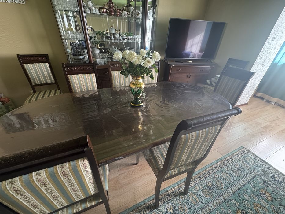 Продам стол стулья  10 шт комод сервант