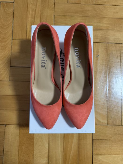 Чисто нови велурени обувки на висок ток Novita