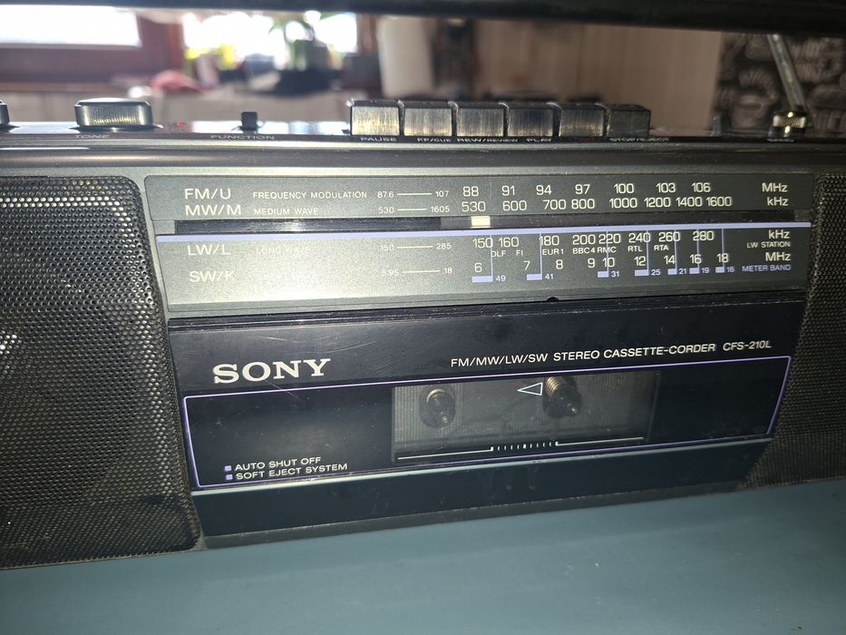 Radiocasetofon mediu Sony CFS-210L, radio 4 benzi  ( Antena Satelor), made in France