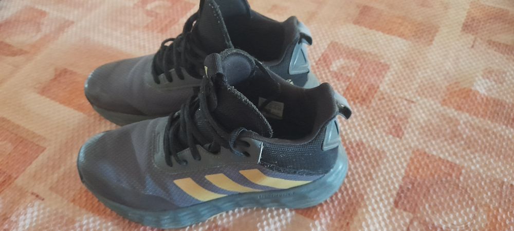 Маратонки adidas използвани
