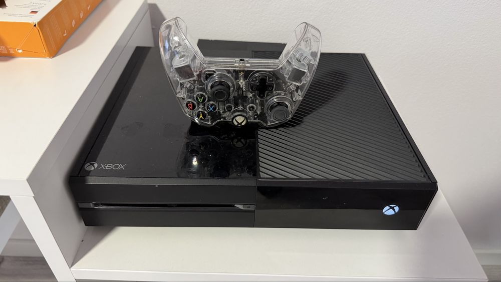 Vand Xbox One cu controler si jocuri perfect functional