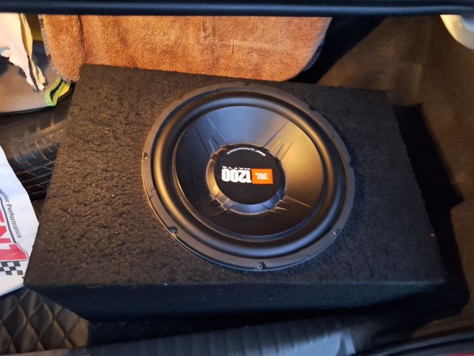 Jbl 1200w самбуфер сотилади холати идеал ишлашида умуман айби йок