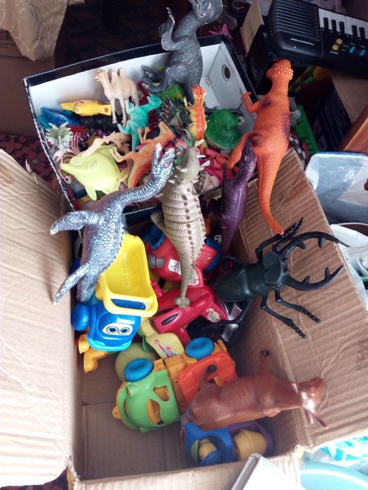 Игрушки плюшевые и куклы