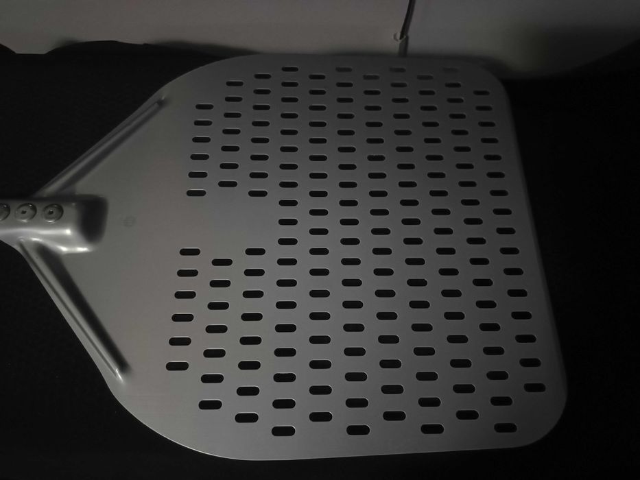 Lopata de pizza  Hendi, patrata perforata cu maner scurt, 355x710 mm