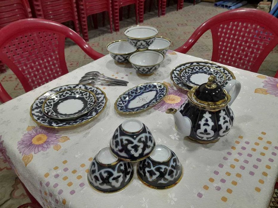 Tadbir uchun stul-stol va idishlar to‘plami sotiladi