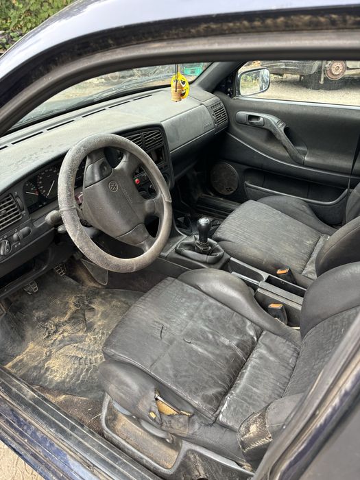 Фолксваген Пасат 1.6 само на бензин. Само на части.