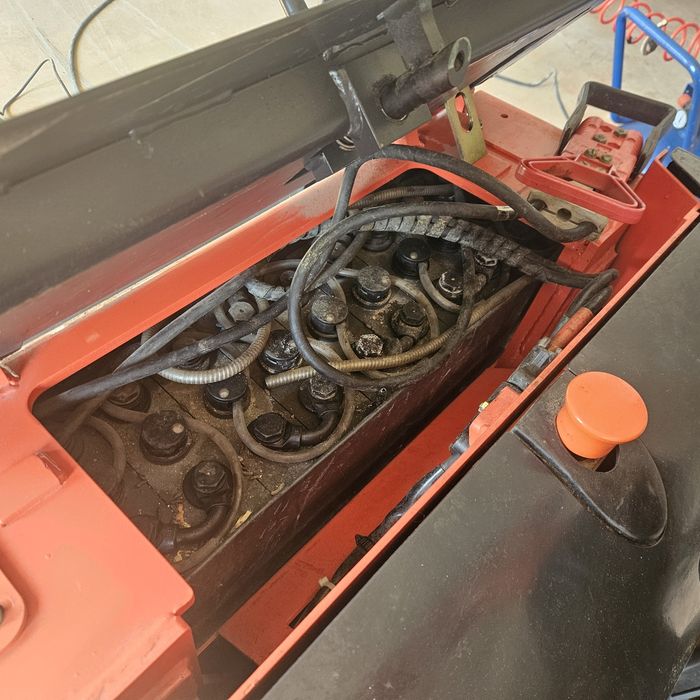 Електрическа палетна количка-стакер LINDE L14