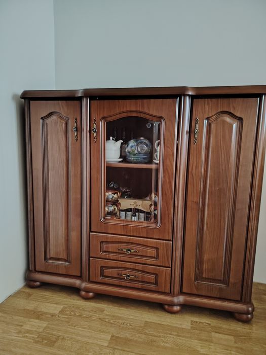 Италиански комод, масивно, тежко дърво.