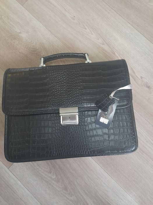 Продам кожаный портфель