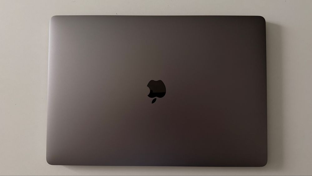 MacBook Pro 16” 2019 – i9 / 32GB RAM – stare foarte bună