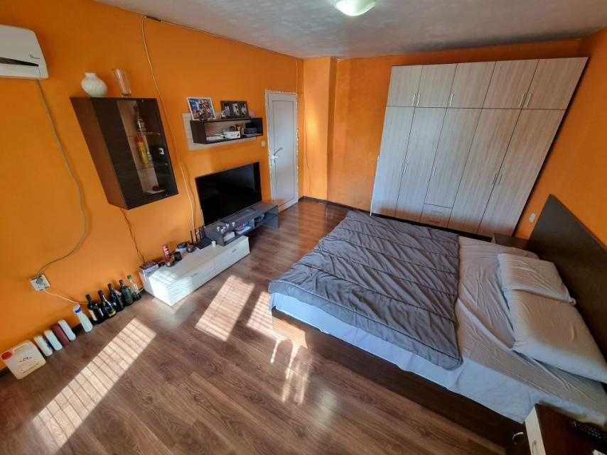 Тристаен апартамент с ГАРАЖ за продажба кв. Дружба 3