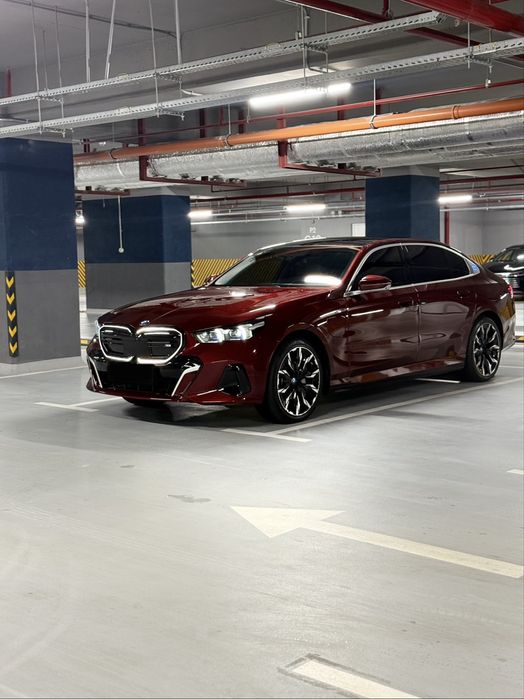 BMW i5 Full position