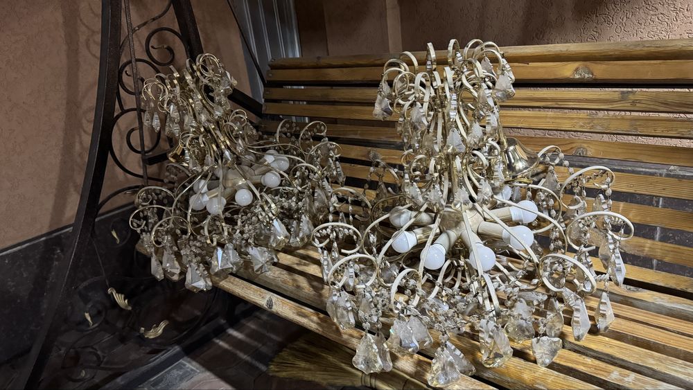 Продам люстрю все камни на месте.