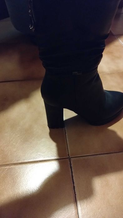 Черни боти с ток