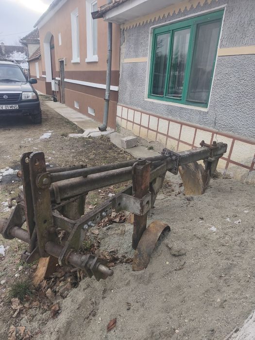 Vând plug cu 3 brăzdare
