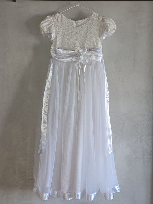 Продам 2 платья 140-146