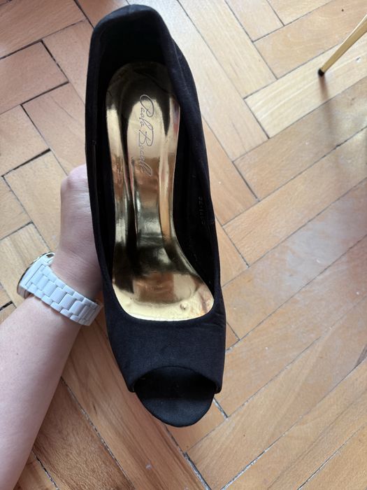 Черни обувки на висок ток