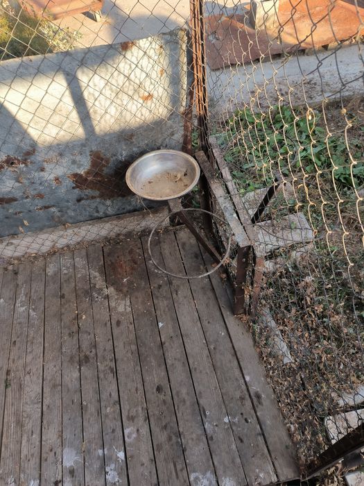 Вольер с будкой крепление для чашек