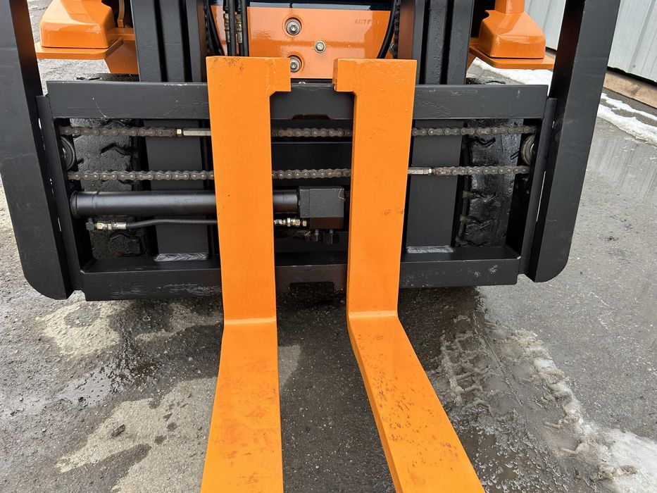 Вилочный погрузчик (кара)