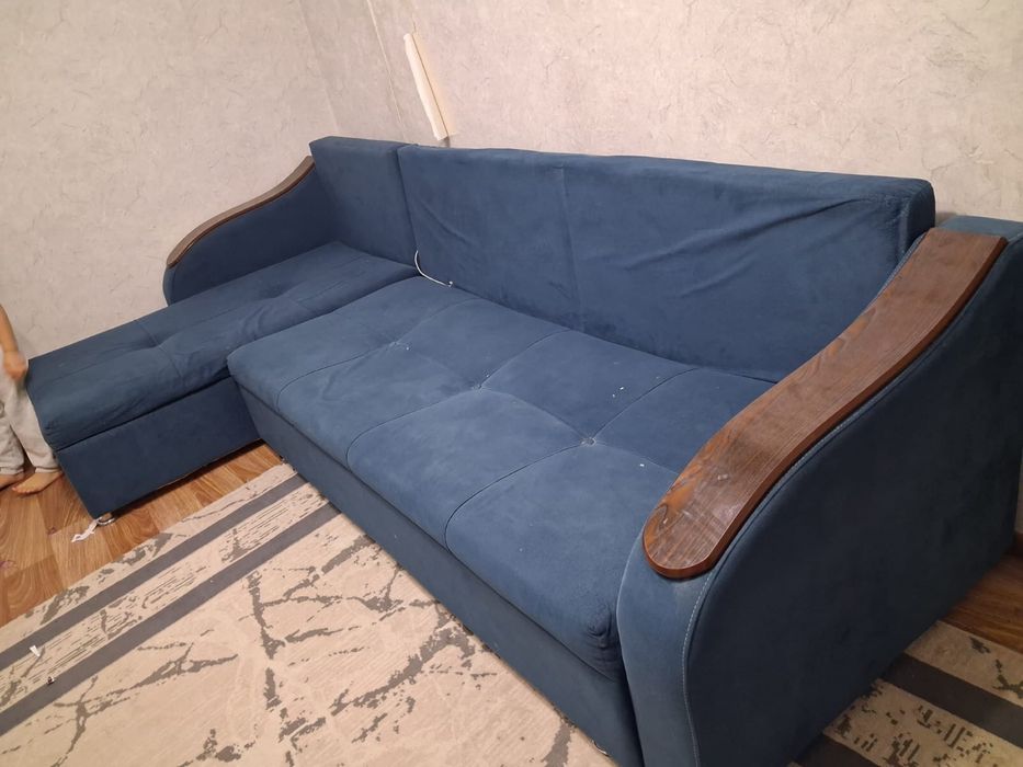 продам синий диван
