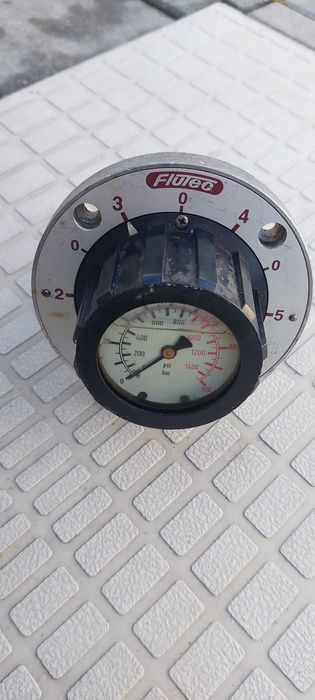 Manometru cu distribuitor Flutec