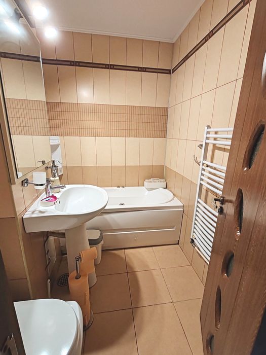 Închiriez apartament 3 camere 400 eur