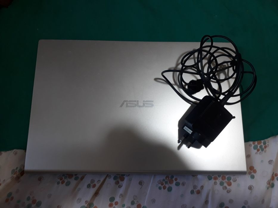 Laptop Asus  cu o mica problema