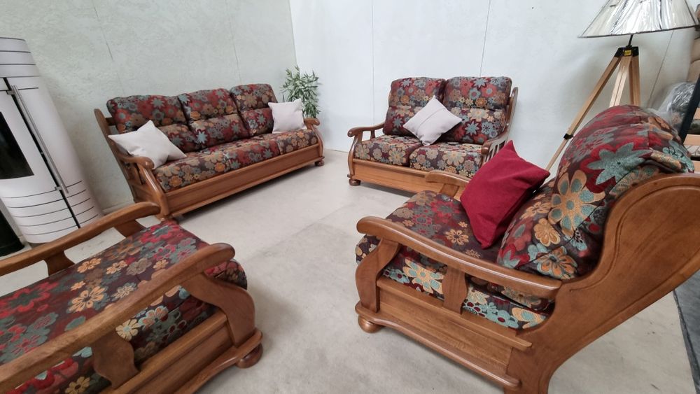 Canapele pe structura din lemn