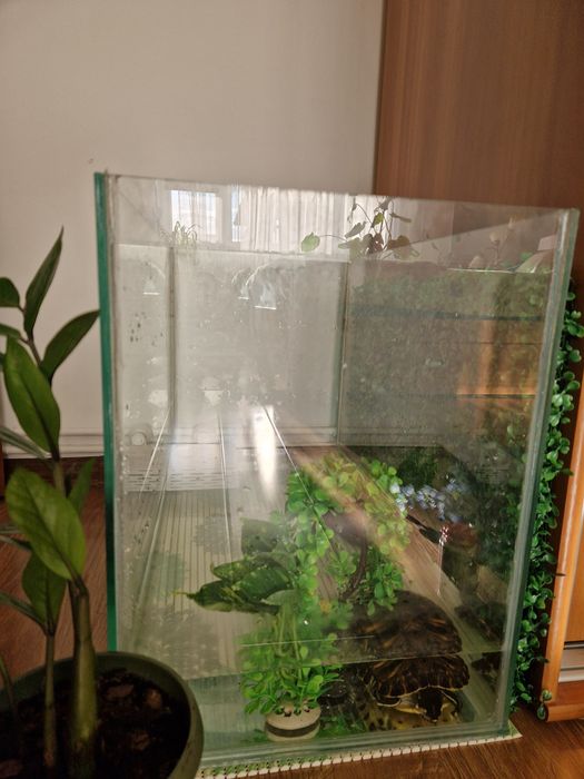 Vând acvariu    .