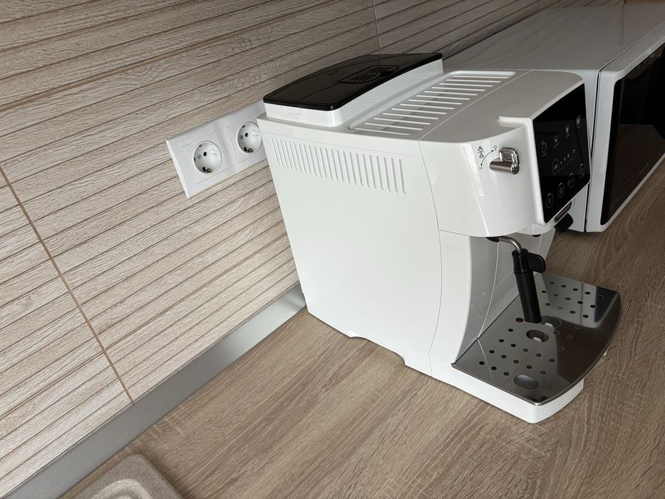 Vand aparat cafea Espressor DeLonghi Magnifica Start nou