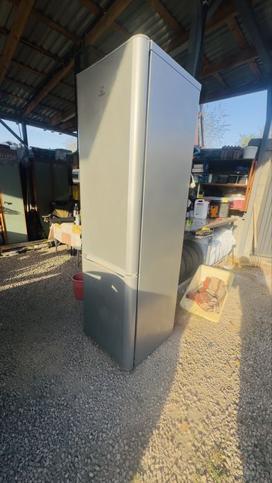 Продам холодилтник indesit