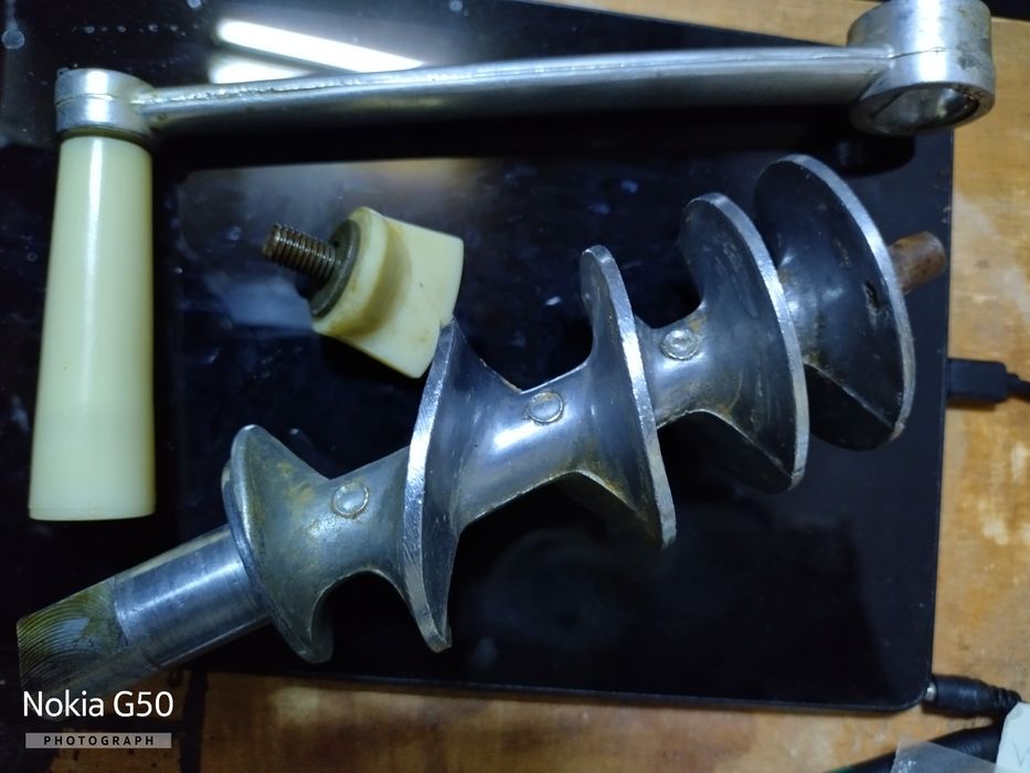 Vând mașina de tocat carne