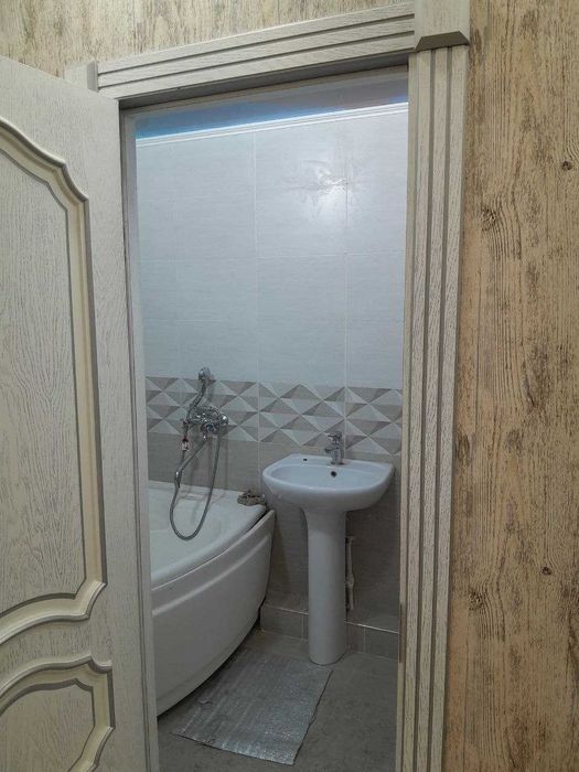 Navoyi viloyati navoyi shaxrida  2/2/4 sotiladi 50000$